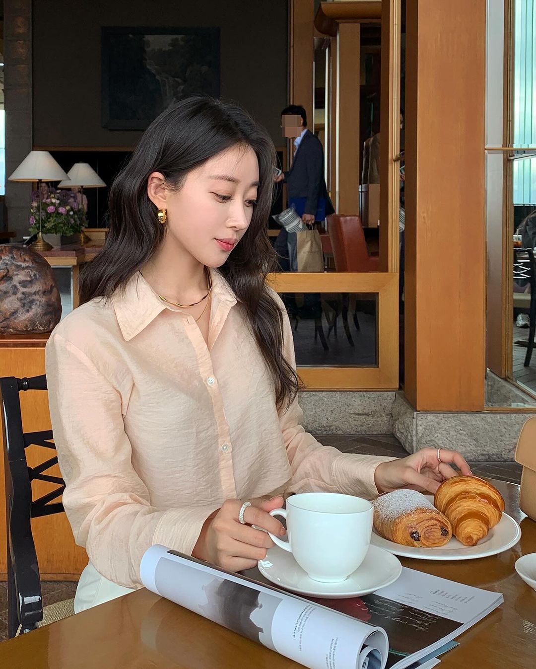 5 mẫu sơ mi cơ bản cần có trong tủ đồ của nàng công sở sành điệu-8