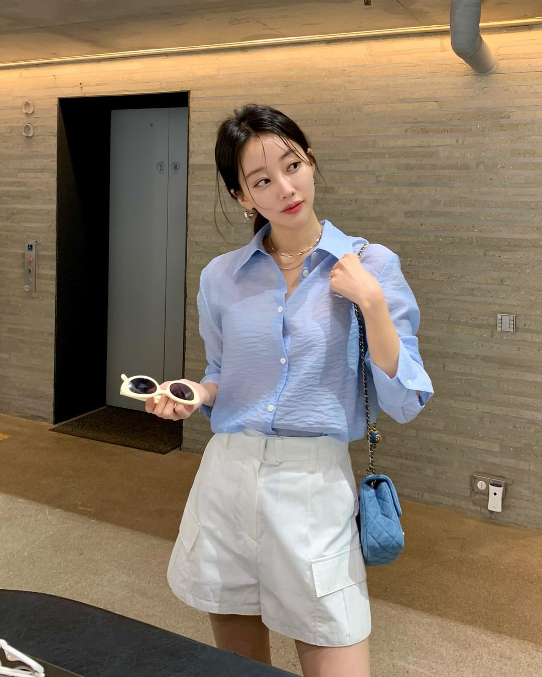 5 mẫu sơ mi cơ bản cần có trong tủ đồ của nàng công sở sành điệu-9