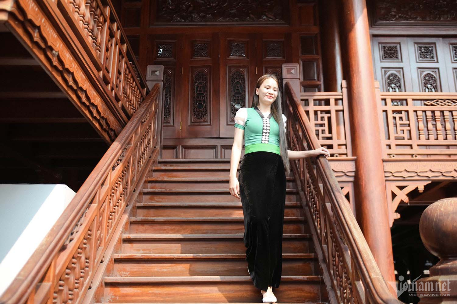 Ngôi nhà sàn được làm từ 500 khối gỗ lim, mất hơn 2 năm mới hoàn tất-8