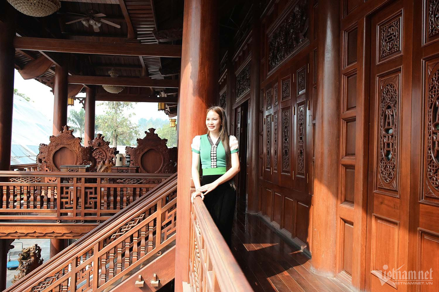 Ngôi nhà sàn được làm từ 500 khối gỗ lim, mất hơn 2 năm mới hoàn tất-9