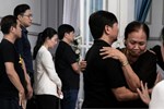 Lễ viếng diễn viên Đức Tiến tại Việt Nam: Nghệ sĩ có mặt từ sớm, mẹ ruột không cầm được nước mắt