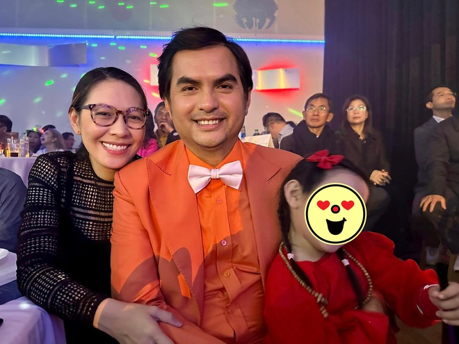 Lễ viếng diễn viên Đức Tiến tại Việt Nam: Nghệ sĩ có mặt từ sớm, mẹ ruột không cầm được nước mắt-13