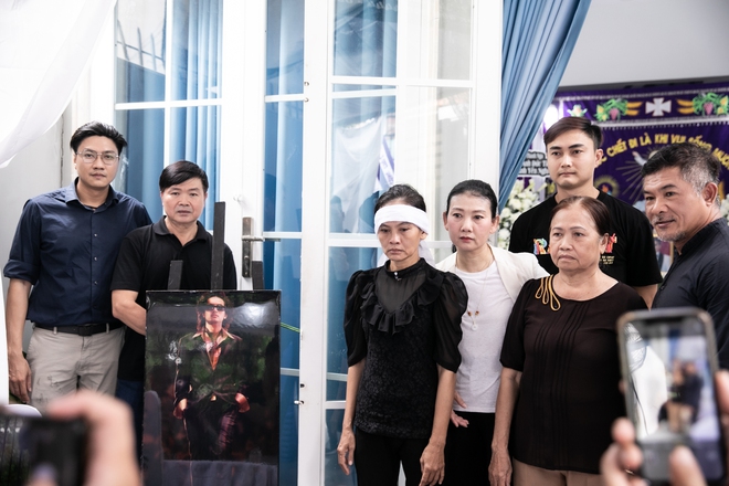 Lễ viếng diễn viên Đức Tiến tại Việt Nam: Nghệ sĩ có mặt từ sớm, mẹ ruột không cầm được nước mắt-10