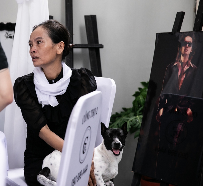 Lễ viếng diễn viên Đức Tiến tại Việt Nam: Nghệ sĩ có mặt từ sớm, mẹ ruột không cầm được nước mắt-6