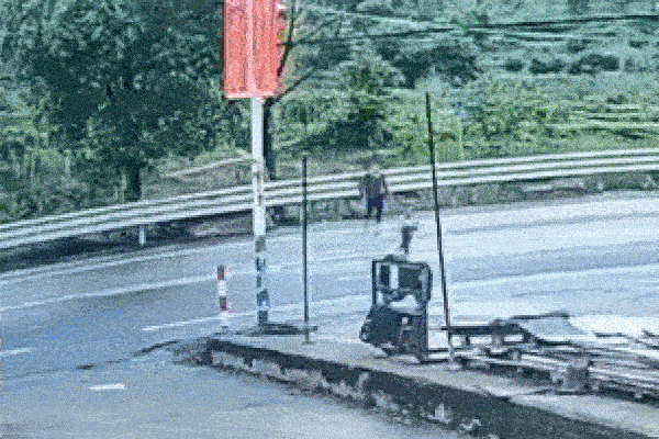 Clip: Đột ngột lao sang đường, bé trai bị xe tải tông trúng