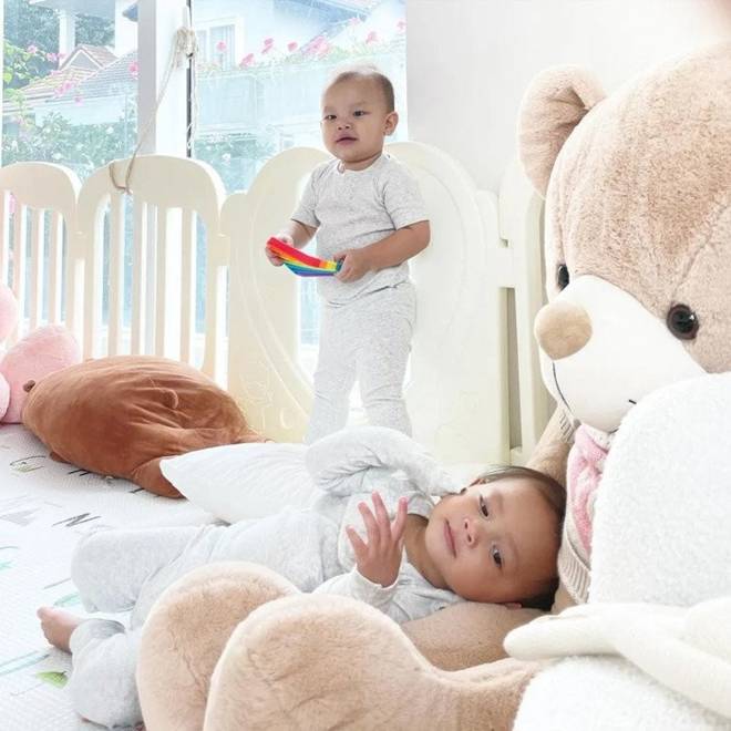 Phòng ngủ của các cặp sinh đôi nhà sao Việt: Phương Oanh, Hồ Ngọc Hà sắm ti tỉ đồ xịn cho con-6