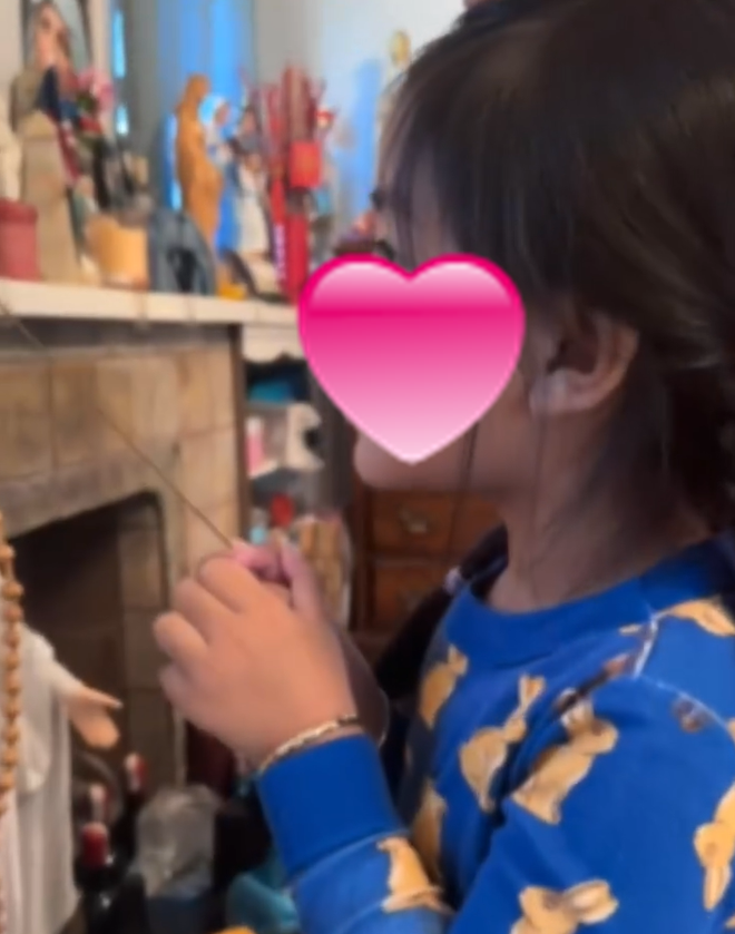 Con gái 4 tuổi của Đức Tiến nói một câu khi đứng trước bàn thờ bố khiến ai nghe cũng đau lòng-2