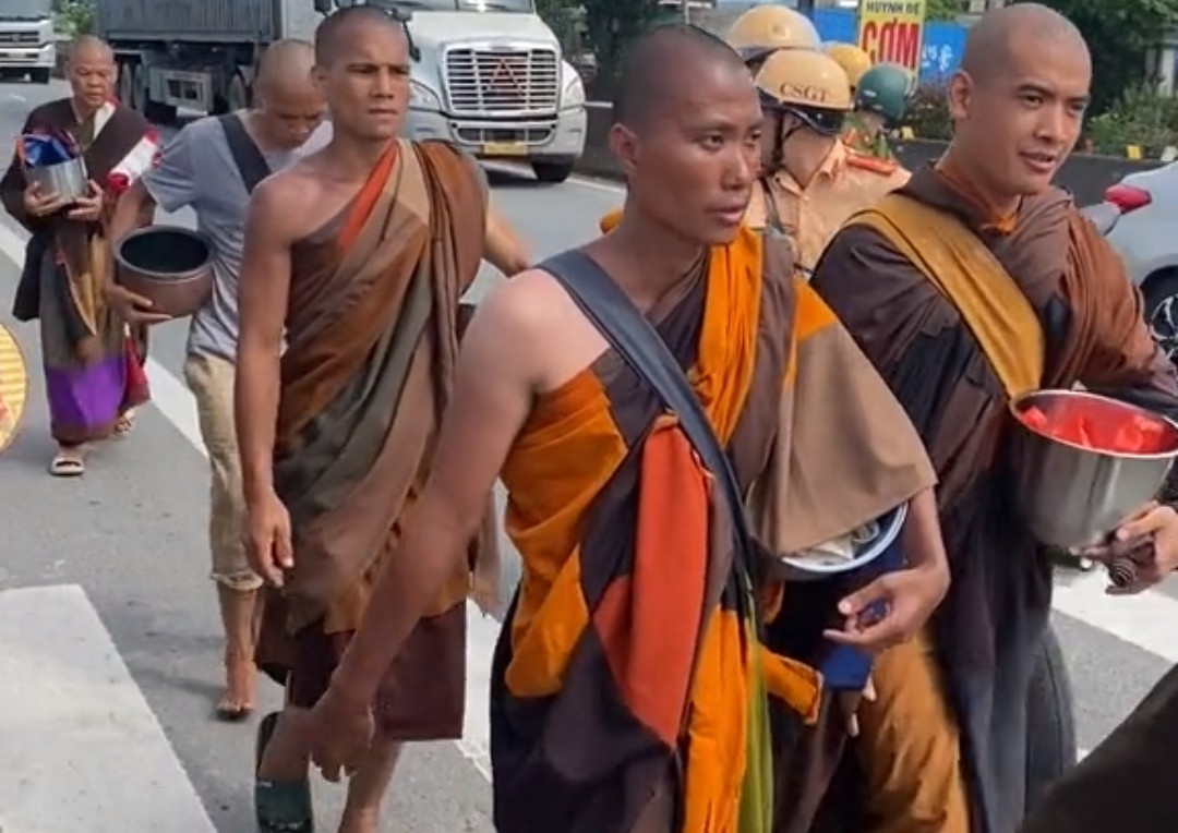 Làm phiền cả lúc ông Thích Minh Tuệ tắm, những Tiktoker tặc” muốn gì?-1