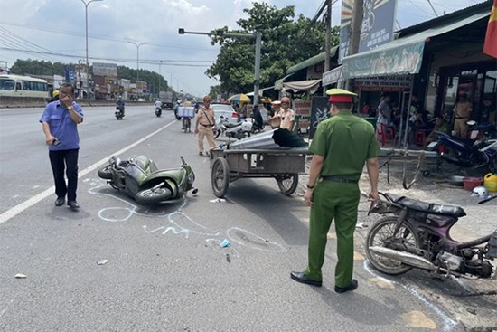 Xe chở tôn đi ngược chiều “chém” thương vong 2 người đi xe máy