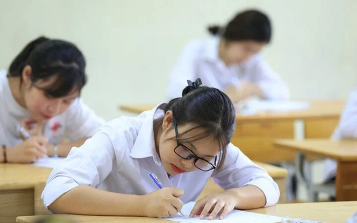 Dừng tuyển hệ cận chuyên, 2 trường danh tiếng ở Hà Nội tăng học phí gấp 2-6 lần-1