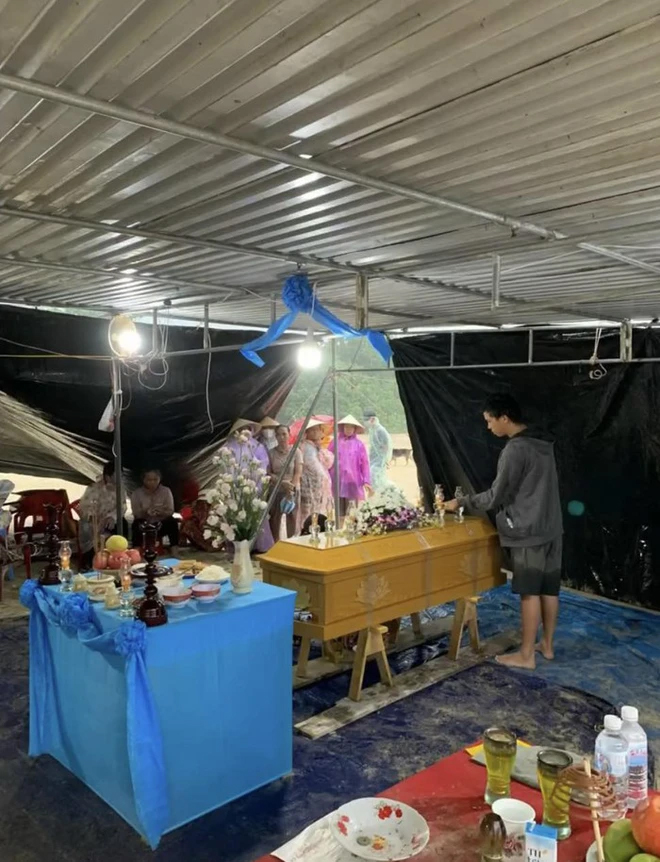 Bé 6 tuổi mất tích trên bãi biển Lăng Cô được đưa về với cha mẹ: Ngày con về trời đổ mưa lớn-3