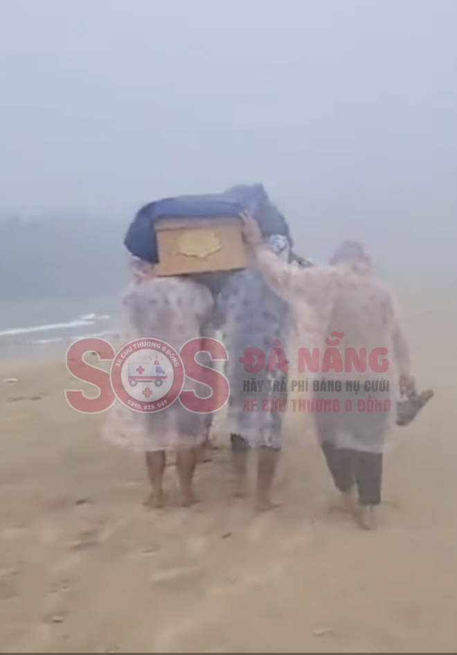 Bé 6 tuổi mất tích trên bãi biển Lăng Cô được đưa về với cha mẹ: Ngày con về trời đổ mưa lớn-1