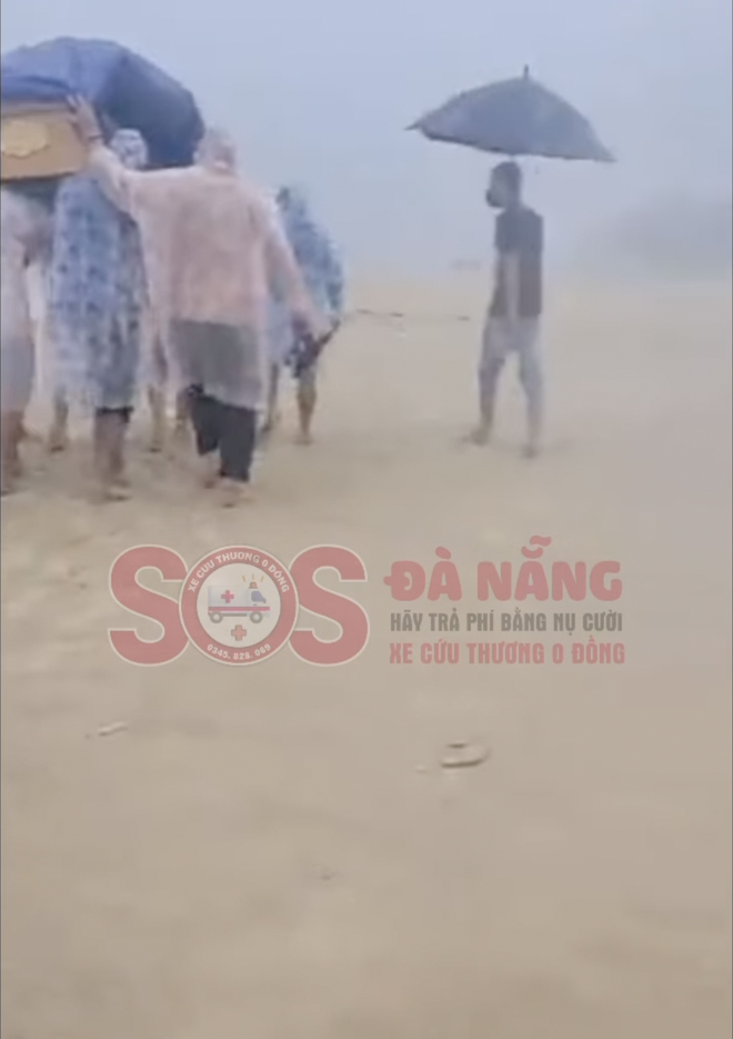 Bé 6 tuổi mất tích trên bãi biển Lăng Cô được đưa về với cha mẹ: Ngày con về trời đổ mưa lớn-2