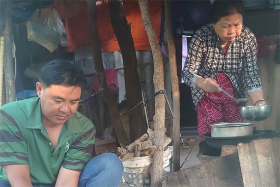 Dựng chái bếp, chàng rể mong 'chữa lành' cho mẹ vợ tuổi xế chiều