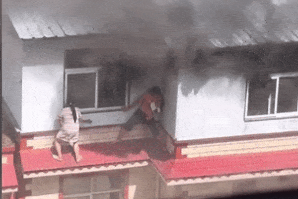 Nghẹt thở cảnh cặp vợ chồng cùng con nhỏ cố gắng thoát khỏi đám cháy