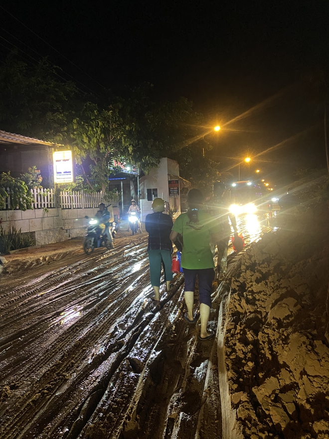 Người dân bàng hoàng kể lại khoảnh khắc lũ cát ập xuống đường Mũi Né: 62 tuổi chưa từng chứng kiến, chỉ 5 phút đã vùi lấp hết tài sản-13