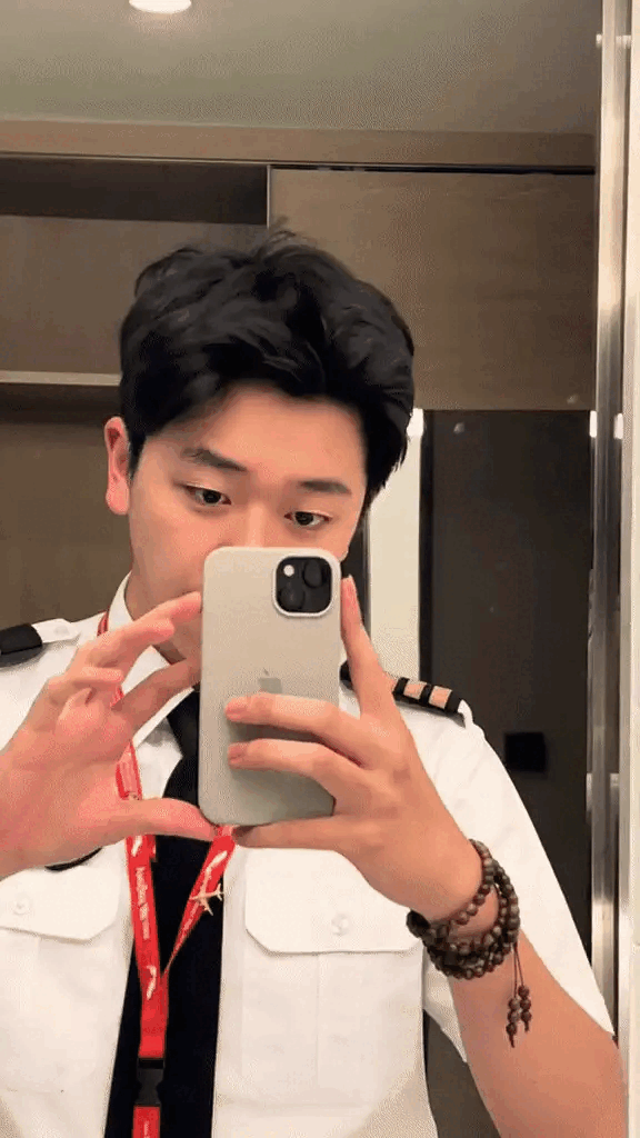 Danh tính em trai phi công Hà Nội hot nhất MXH: 2k1 đã là cơ phó Vietjet, visual cực phẩm, clip mấy giây mà làm các chị 30 cũng phải replay” cả ngày-2