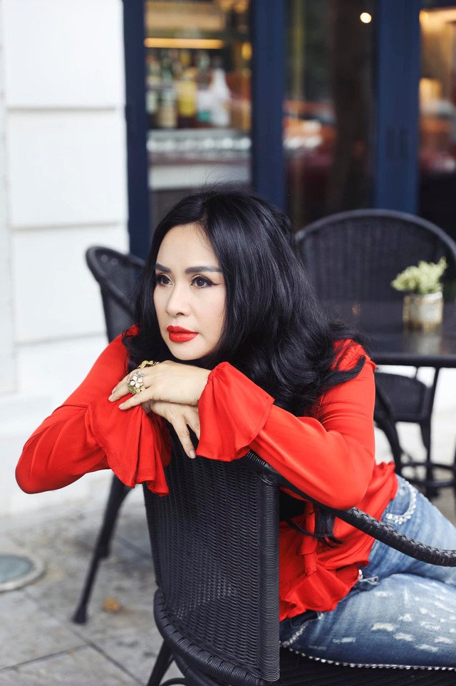 Nữ ca sĩ Việt đình đám bị người lạ đánh tráo khi chào đời, giờ trở thành diva, NSND, xinh đẹp rực rỡ-8