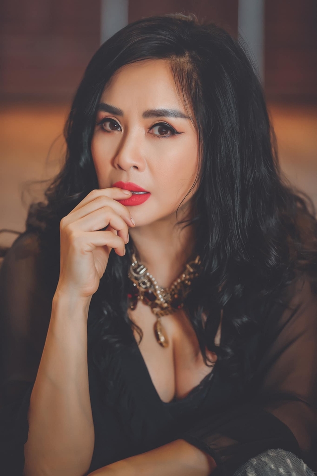 Nữ ca sĩ Việt đình đám bị người lạ đánh tráo khi chào đời, giờ trở thành diva, NSND, xinh đẹp rực rỡ-7