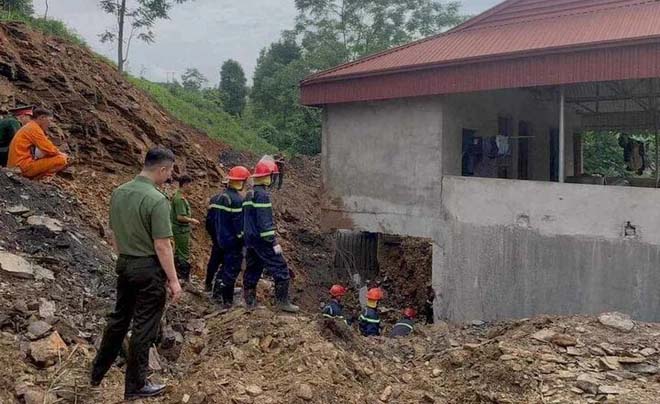 Sạt lở vùi lấp nhà dân ở Bắc Kạn, cặp vợ chồng cùng con nhỏ tử vong-1