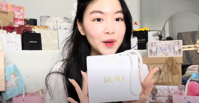 Những món đồ hàng hiệu của con gái MC Quyền Linh-3