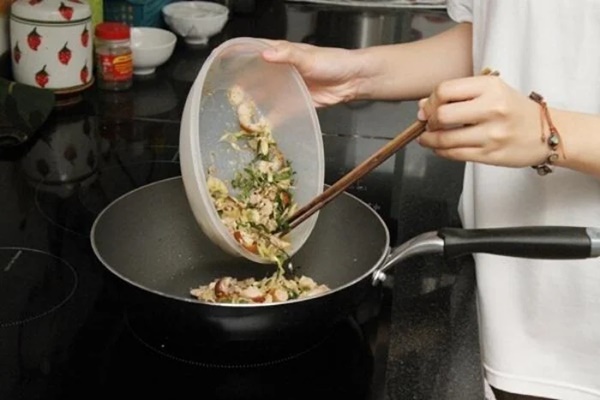 Tiếc rẻ đồ ăn thừa, cả nhà phải trả giá bằng một tuần nằm viện-1