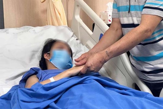 Nữ bác sĩ bị kính rơi vào người được xuất viện, bố nghẹn ngào động viên: