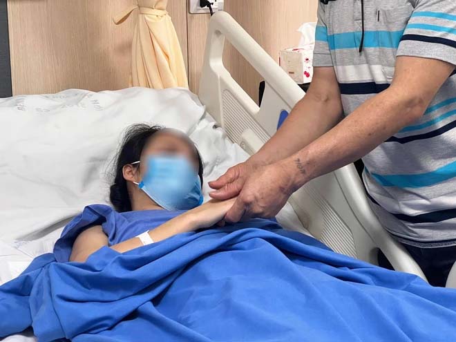 Nữ bác sĩ bị kính rơi vào người được xuất viện, bố nghẹn ngào động viên: Giờ con nằm trên giường bệnh lại là lúc bố được nhìn thấy con nhiều nhất-1