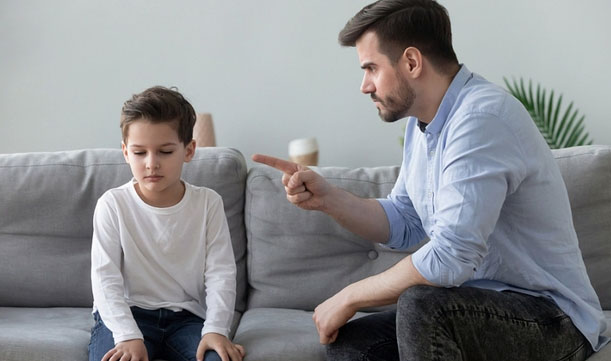 Cha mẹ quá nghiêm khắc với con cái có 12 dấu hiệu điển hình-1