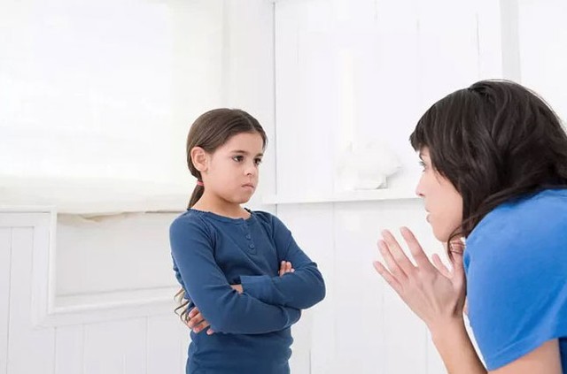 Cha mẹ quá nghiêm khắc với con cái có 12 dấu hiệu điển hình-4