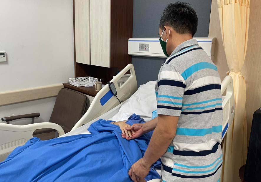 Bố nữ bác sĩ bị kính đổ vào người ở The Coffee House: Tinh thần con rất tốt-1