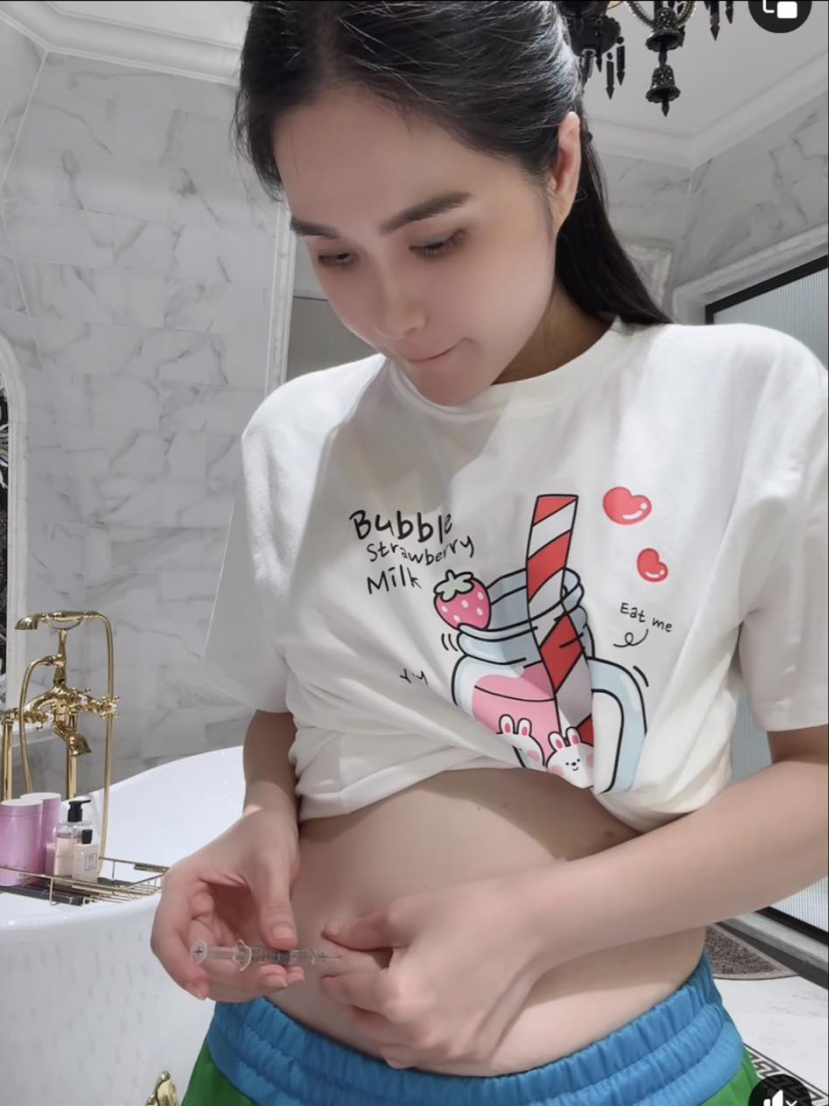 Bà mẹ 3 con giàu nức tiếng Đoàn Di Băng tự tiêm kích trứng tại nhà, chuẩn bị hành trình đón con thứ 4-3