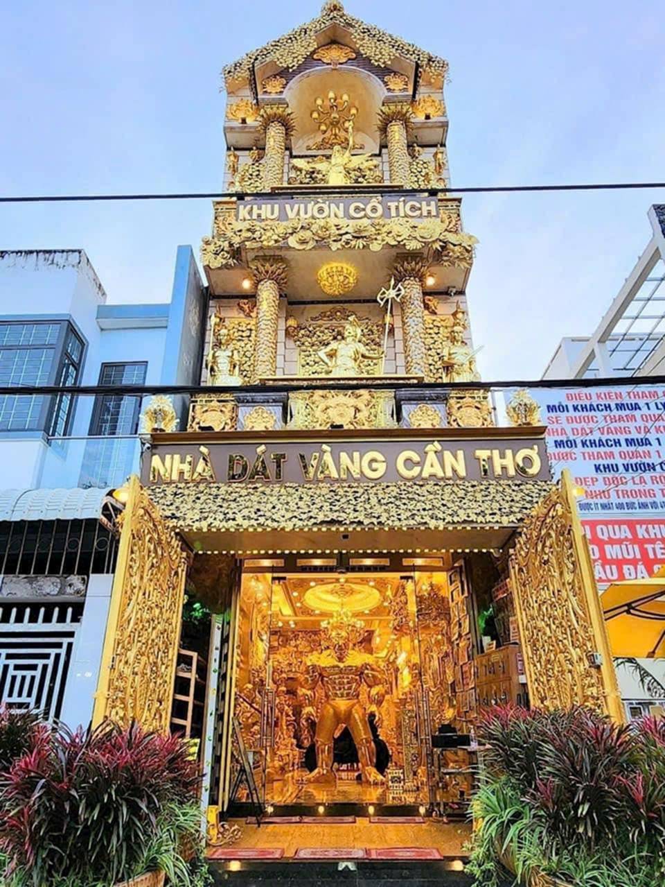 Lóa mắt với ngôi nhà dát vàng ở Cần Thơ: Du khách nghi ngờ không phải vàng thật, gia chủ tung chiêu khẳng định sự thật về tác phẩm của mình-1