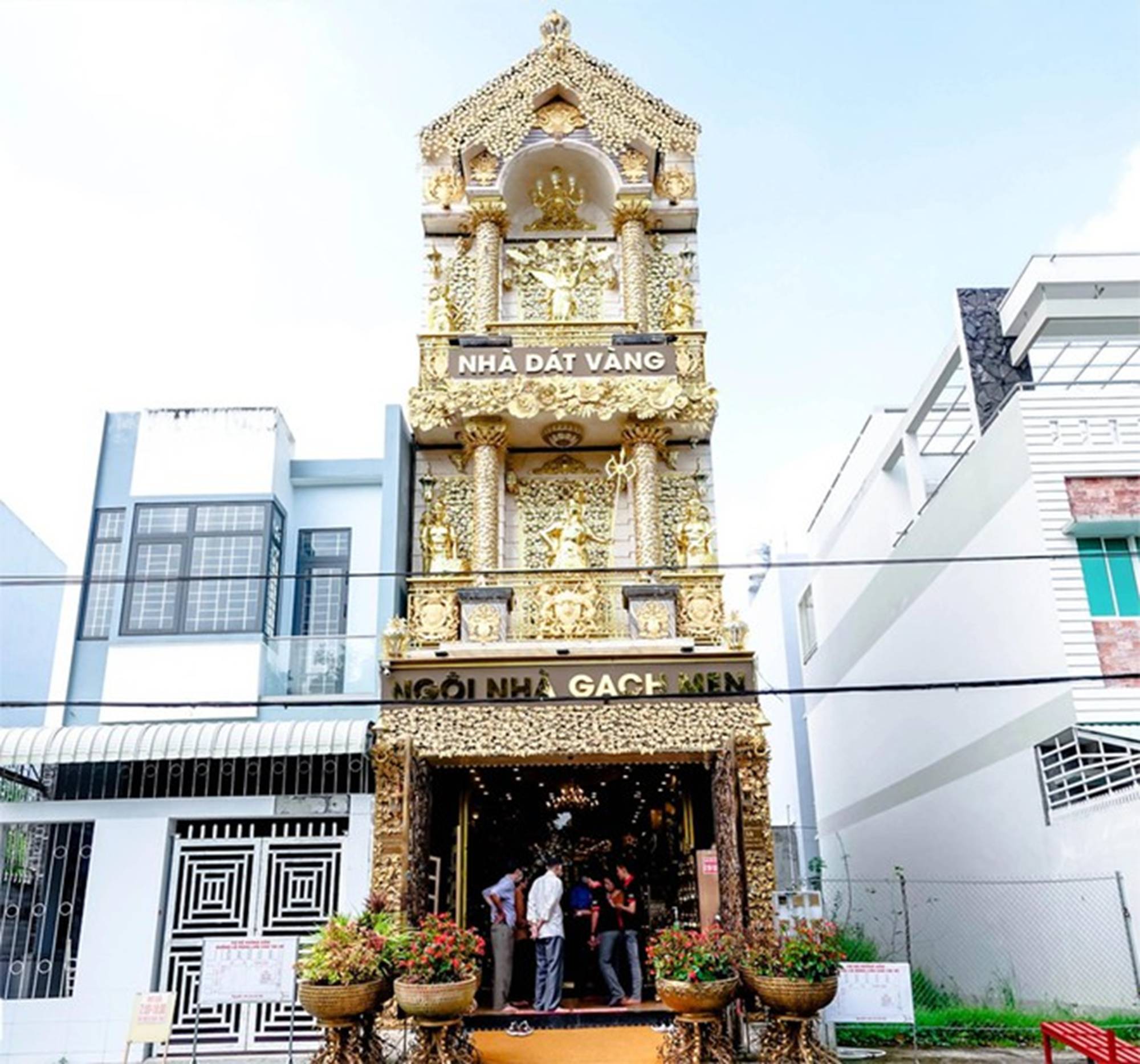 Lóa mắt với ngôi nhà dát vàng ở Cần Thơ: Du khách nghi ngờ không phải vàng thật, gia chủ tung chiêu khẳng định sự thật về tác phẩm của mình-2