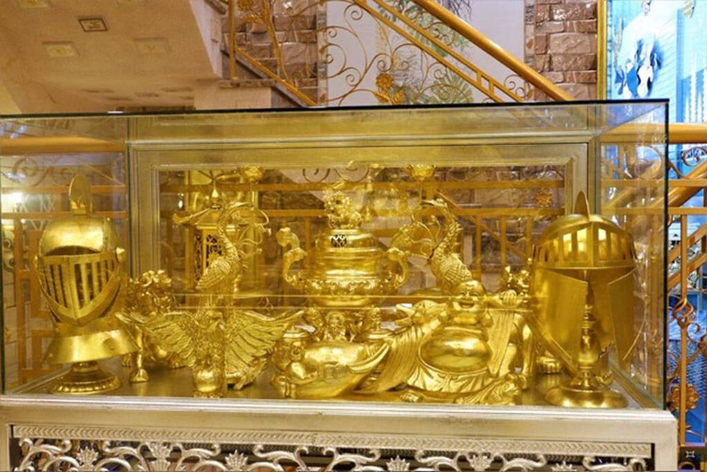 Lóa mắt với ngôi nhà dát vàng ở Cần Thơ: Du khách nghi ngờ không phải vàng thật, gia chủ tung chiêu khẳng định sự thật về tác phẩm của mình-6