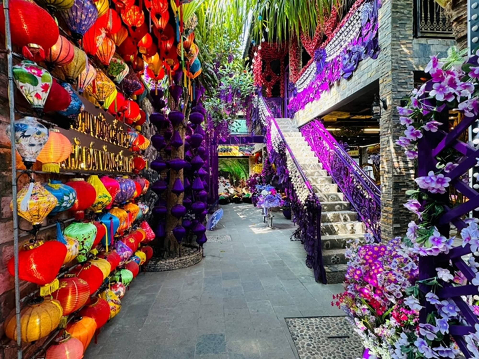 Lóa mắt với ngôi nhà dát vàng ở Cần Thơ: Du khách nghi ngờ không phải vàng thật, gia chủ tung chiêu khẳng định sự thật về tác phẩm của mình-11