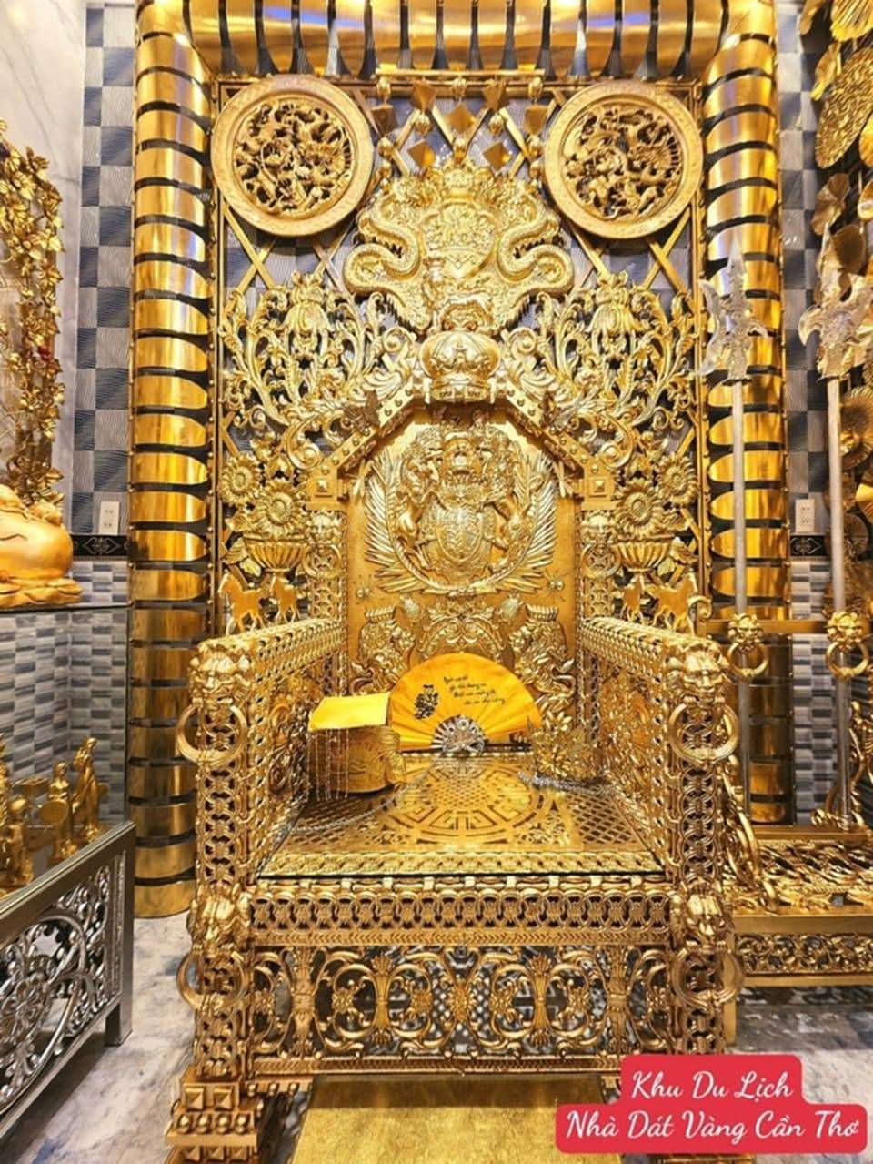 Lóa mắt với ngôi nhà dát vàng ở Cần Thơ: Du khách nghi ngờ không phải vàng thật, gia chủ tung chiêu khẳng định sự thật về tác phẩm của mình-18