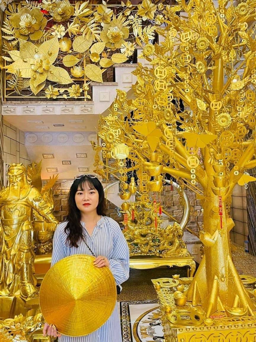 Lóa mắt với ngôi nhà dát vàng ở Cần Thơ: Du khách nghi ngờ không phải vàng thật, gia chủ tung chiêu khẳng định sự thật về tác phẩm của mình-19