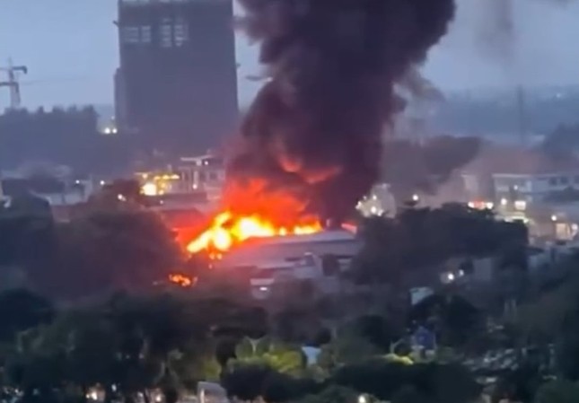 Khói lửa cuồn cuộn, 60 chiến sĩ chữa cháy công ty ở Bình Dương-1