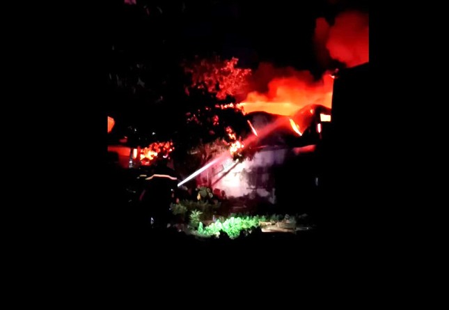 Khói lửa cuồn cuộn, 60 chiến sĩ chữa cháy công ty ở Bình Dương-2