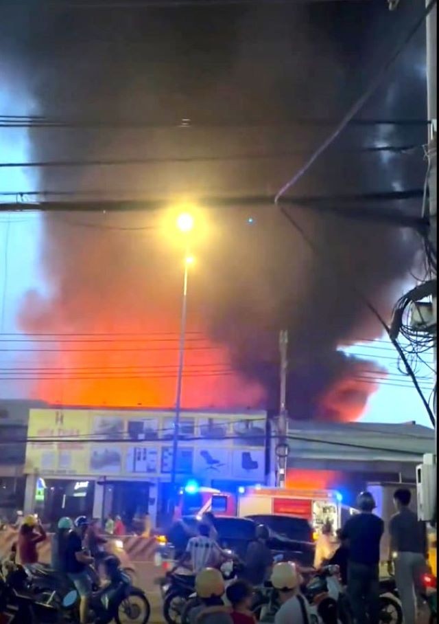 Khói lửa cuồn cuộn, 60 chiến sĩ chữa cháy công ty ở Bình Dương-3