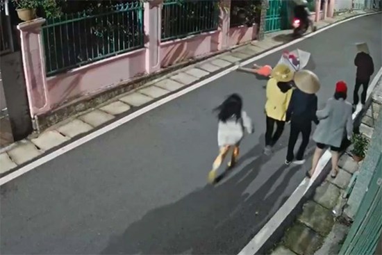 Vụ xe máy tông bé gái rồi bỏ chạy: Người nhà tiết lộ sức khỏe nạn nhân