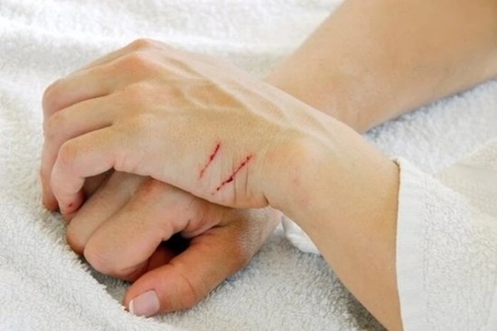 Tự ngược đãi bản thân vì áp lực