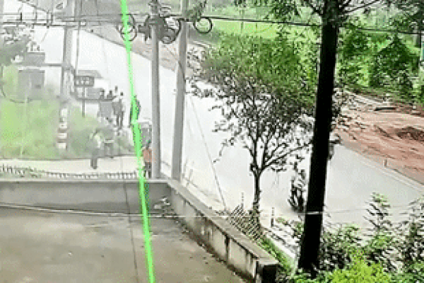 Khoảnh khắc tài xế lái xe đâm vào đám đông chờ xe buýt, 5 người thiệt mạng