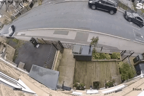 Clip: BMW mất lái tông vào nhà dân như phim hành động và cái kết