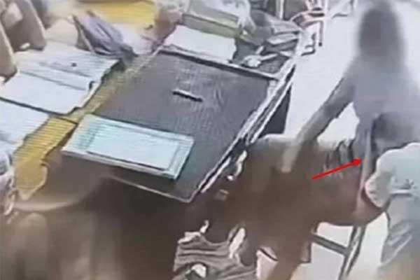 Cô giáo ép 26 học trò đánh một nam sinh làm sôi sục mạng xã hội Trung Quốc-1