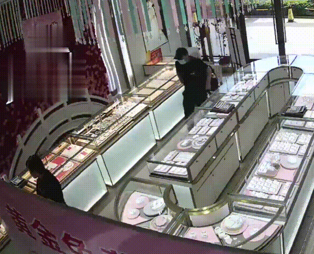 Quẹt thẻ hơn 5 tỷ đồng để mua vàng, 3 nam thanh niên bị cảnh sát bắt giữ: Phanh phui đường dây tội phạm quy mô lớn-1