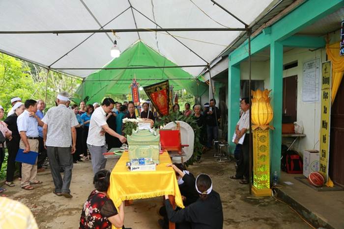 Người thân khóc cạn nước mắt, tiễn đưa nam sinh lớp 8 bị bạn đánh tử vong về nơi an nghỉ cuối cùng-1