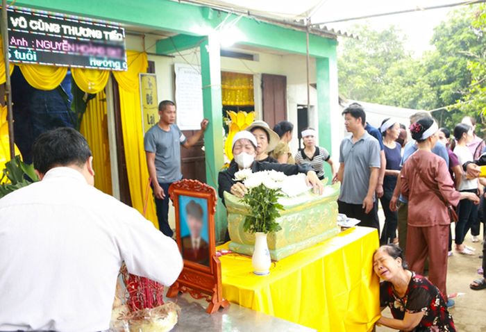 Người thân khóc cạn nước mắt, tiễn đưa nam sinh lớp 8 bị bạn đánh tử vong về nơi an nghỉ cuối cùng-3