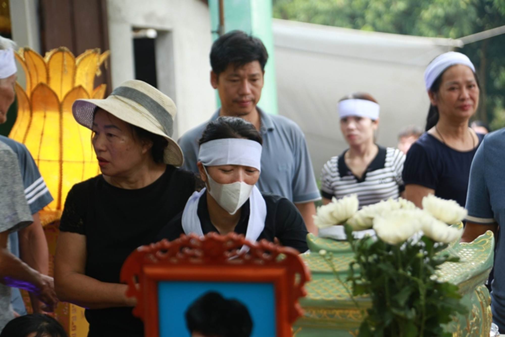 Người thân khóc cạn nước mắt, tiễn đưa nam sinh lớp 8 bị bạn đánh tử vong về nơi an nghỉ cuối cùng-5